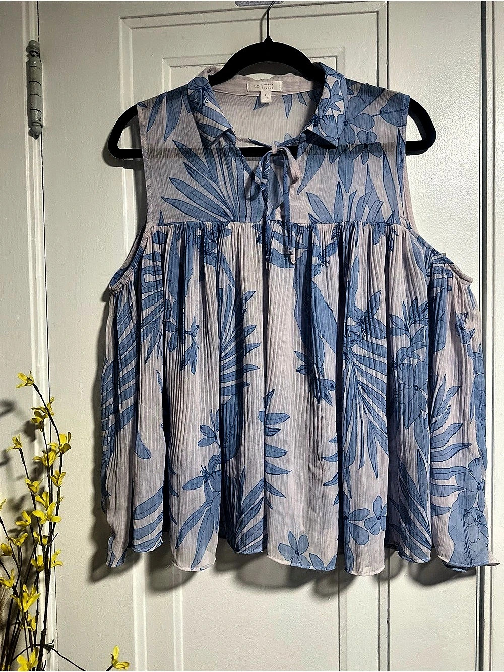 Lauren Conrad Floral Sleeveless Blouse in Blue & White Size Large